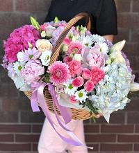 Композиция солнечный день в Славянском Цветочная композиция из Розы, Хризантемы, Пионы и Лизиантусы в корзине в Славянском